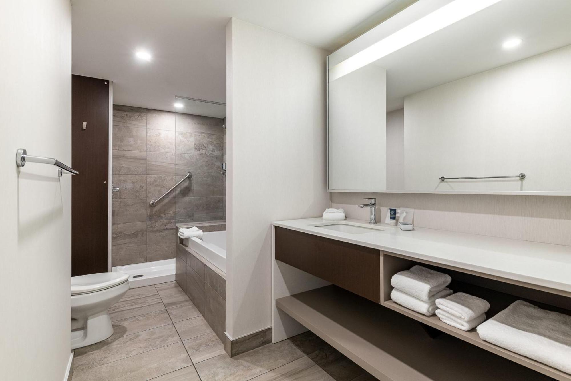 Four Points By Sheraton Levis Convention Centre Экстерьер фото